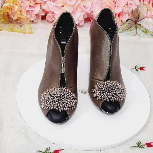 Anthro Poetic License Baby Cakes Toupe Deep V front Peep Toe Pumps Size: 7.5 - Picture 8 of 12